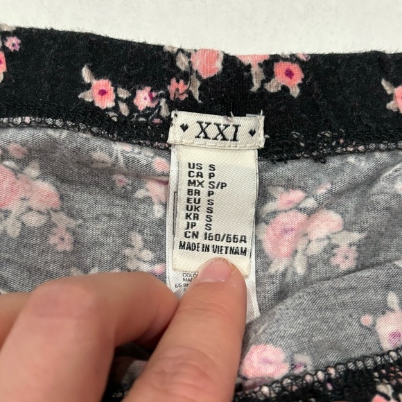 FOREVER 21 Women’s Floral Cotton Stretchy Shorts - black floral print, size S - Picture 3 of 5